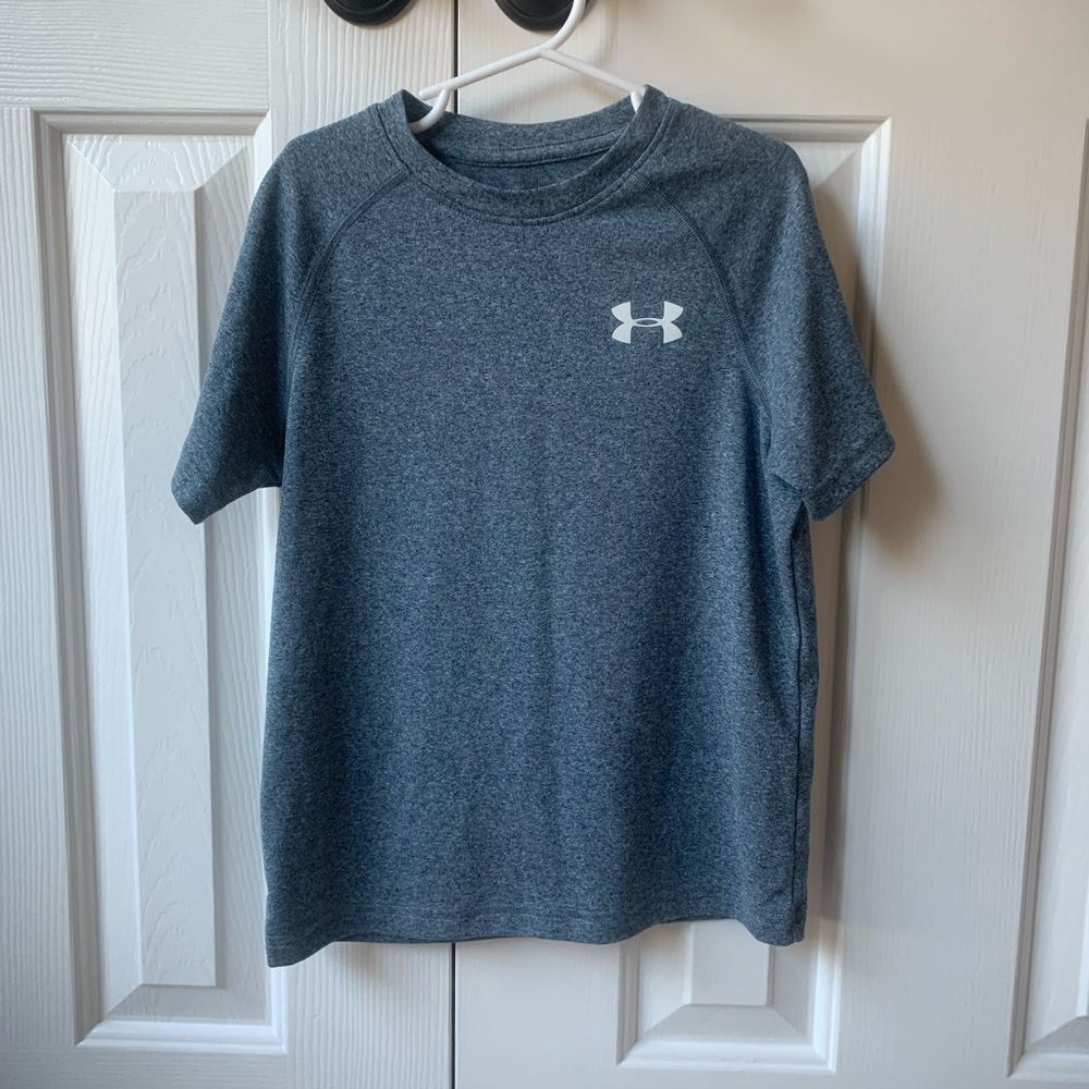 Under Armour boys, short sleeve top
Youth S
Very Good Condition